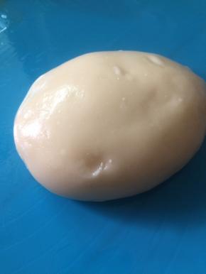 辅料中除了黄油，其它材料混合均匀至无颗粒放盆里隔热水蒸熟，取出放置不烫手加黄油揉光滑至把黄油完全吸收