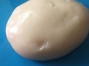 辅料中除了黄油，其它材料混合均匀至无颗粒放盆里隔热水蒸熟，取出放置不烫手加黄油揉光滑至把黄油完全吸收