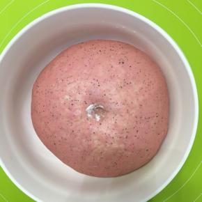 发酵好的面团，用手指沾一点面粉，戳一个孔，不会回缩，即可