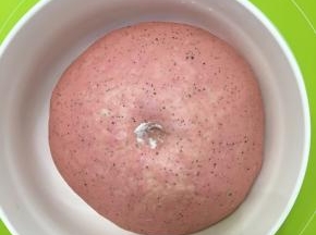 发酵好的面团，用手指沾一点面粉，戳一个孔，不会回缩，即可