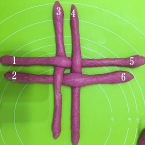 开始编织绣球，按上图所示摆放好，每相邻的两条先顺时针编织，2压1，3压4，5压6，7压8