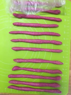 把每个面团搓成20cm长的面长条