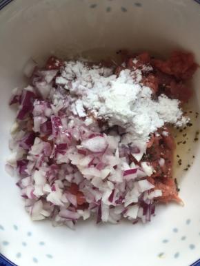 洋葱切丁放入牛肉糜，加入淀粉、鸡蛋清、盐、黑胡椒碎，搅拌均匀后朝着一个方向画圈搅拌上劲