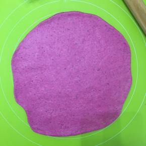 取出放在揉面垫上擀扁排除气体，再卷起来