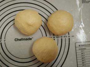 4.发酵好的取出排气 分成3等份，松弛20分钟左右