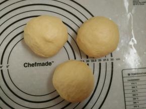 4.发酵好的取出排气 分成3等份，松弛20分钟左右