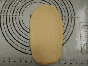 5.取一块面团擀至如图 涂少量的红豆沙