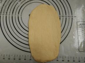 5.取一块面团擀至如图 涂少量的红豆沙