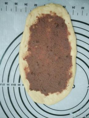 6.再盖上一块擀好的面团 涂上少量的豆沙（重复步骤5）