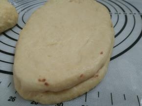 7.盖上最后一片擀好的面团 再涂上少量的红豆沙