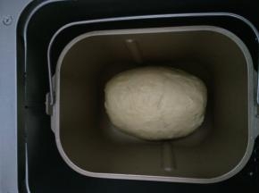 8.卷起来 捏紧 收口处 进行二次发酵