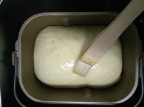 9.发酵好的面团刷一层薄薄的牛奶或者清水 按下面包机烘烤键35分钟左右 烤好后取出放凉