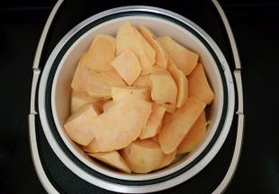 1.将红薯去皮放入铁釜中蒸熟