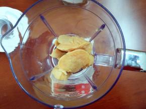 2.把蒸熟的红薯放入料理机内