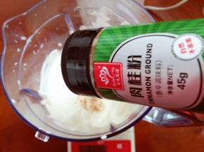 3.把淡奶油和牛奶肉桂粉也放入料理机内