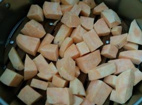 1.红薯切小块上锅蒸熟