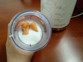 2.把牛奶和蒸熟红薯放入料理机内打成泥