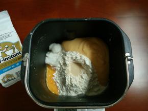 3.把除黄油和黑芝麻外放入面包机内揉至扩展阶段（盐和糖对角放，酵母放到面粉中间）