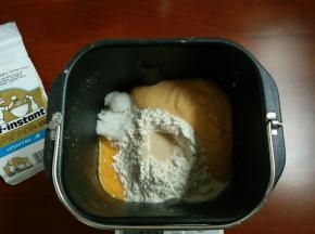 3.把除黄油和黑芝麻外放入面包机内揉至扩展阶段（盐和糖对角放，酵母放到面粉中间）
