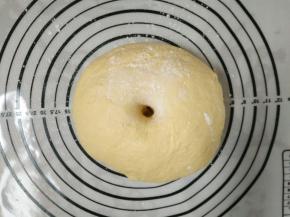 5.进行第一次发酵至2-2.5倍大（夏天室温发酵即可）发酵好的面团不塌陷不回缩