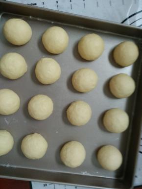 7.揉圆入烤盘，准备2次发酵，夏天二次发酵烤箱内放碗热水即可