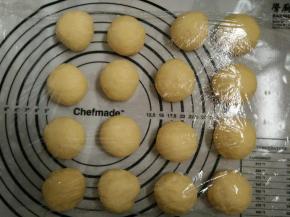 6.发酵好取出面团排气，分成16等份，静置10分钟