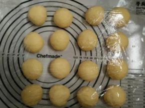 6.发酵好取出面团排气，分成16等份，静置10分钟