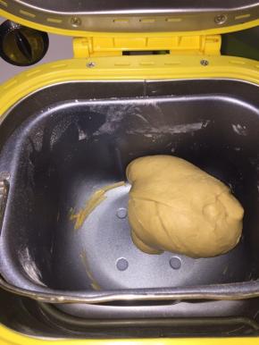 主料部分除盐和黄油，其它材料按先液体后粉类酵母埋在粉中启动揉面程序30分钟，时间到后放盐和黄油继续启动揉面程序15分钟后停止，此时面团已达到扩展阶段。将面团放入大于面团两倍的不锈钢盆里封上保鲜膜室温发酵至2～2.5倍大