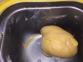 主料部分除盐和黄油，其它材料按先液体后粉类酵母埋在粉中启动揉面程序30分钟，时间到后放盐和黄油继续启动揉面程序15分钟后停止，此时面团已达到扩展阶段。将面团放入大于面团两倍的不锈钢盆里封上保鲜膜室温发酵至2～2.5倍大