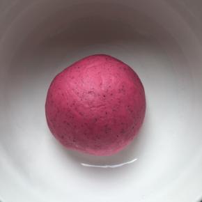 滚圆放置在容器内，盖上湿毛巾，烤箱发酵档发酵1个小时