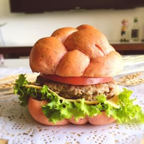 最后盖上绣球汉堡的上部，完成啦