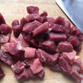 准备肉饼：牛肉切块