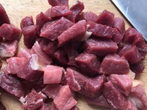 准备肉饼：牛肉切块