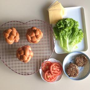 这时绣球面包胚也做好了，番茄切片