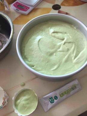 倒入8寸阳极模具用刮刀刮平表面，轻震两三下入烤箱，烤箱调至150度50分钟