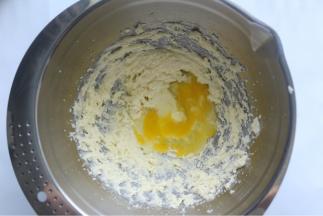 鸡蛋分三次加入混合，每次加入都要等到鸡蛋搅打均匀后再加入