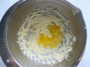 鸡蛋分三次加入混合，每次加入都要等到鸡蛋搅打均匀后再加入