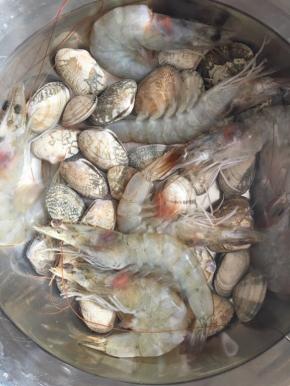 虾和蛤蜊先用清水加适量盐泡着，20分钟后倒掉盐水，洗干净虾和蛤蜊
