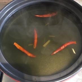辣椒留着在汤中