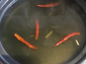 辣椒留着在汤中