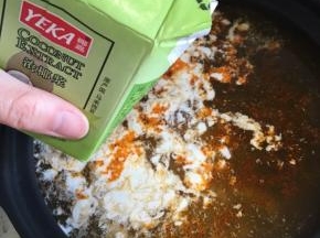 汤料煮化开以后加入浓椰浆