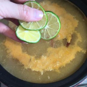 另一半切片放入汤内