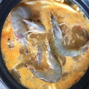 煮到蛤蜊开口以后倒入虾