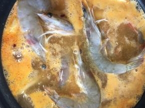 煮到蛤蜊开口以后倒入虾