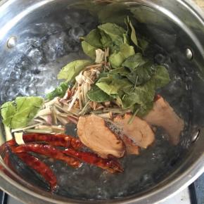烧一锅热水，加入柠檬叶、干南姜、朝天椒、香茅草，开火煮开调到中小火，盖上盖子煮20分钟，煮香料的过程整个厨房都弥漫着很清香的味道，闻着很舒服
