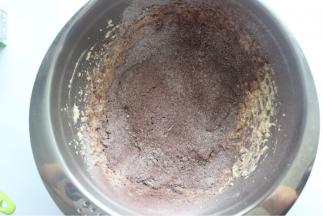 低筋面粉、可可粉、泡打粉、盐混合好后过筛到黄油糊里，再搅拌均匀