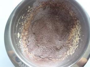 低筋面粉、可可粉、泡打粉、盐混合好后过筛到黄油糊里，再搅拌均匀