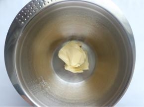 准备好所有的材料，黄油先软化好，榛子仁去壳和膜，切碎