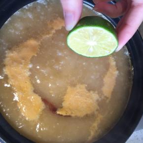 青柠檬切开，一半把汁水挤入汤中