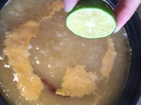 青柠檬切开，一半把汁水挤入汤中